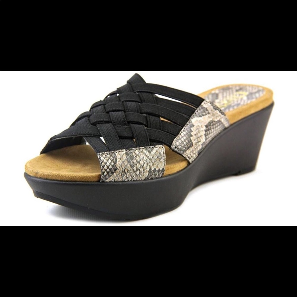 Chaps wedge sandals in NEW condition!